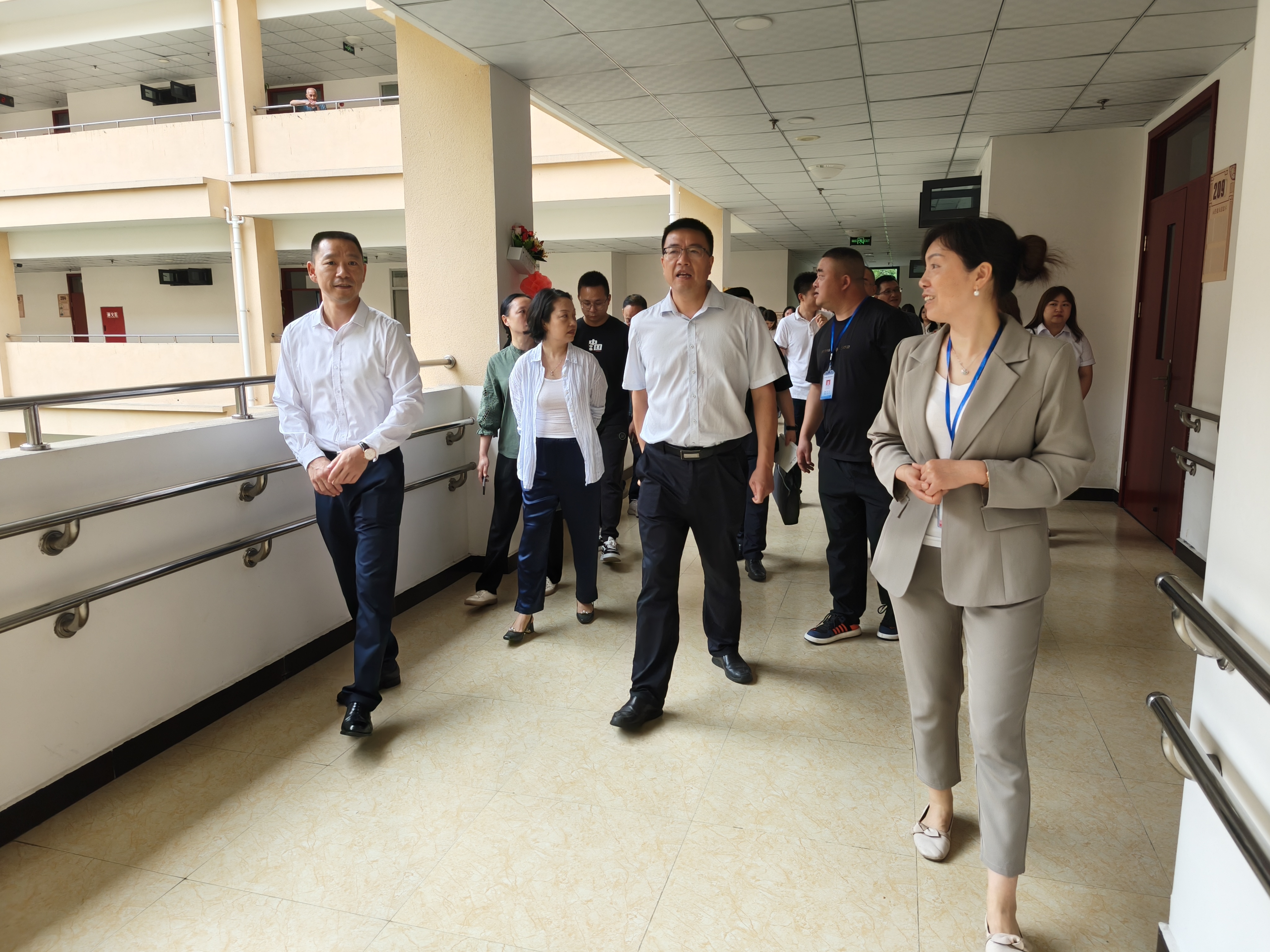 市總工會、中國銀行樂山分行、市廣播電視臺走訪沐川縣養(yǎng)護(hù)中心情況