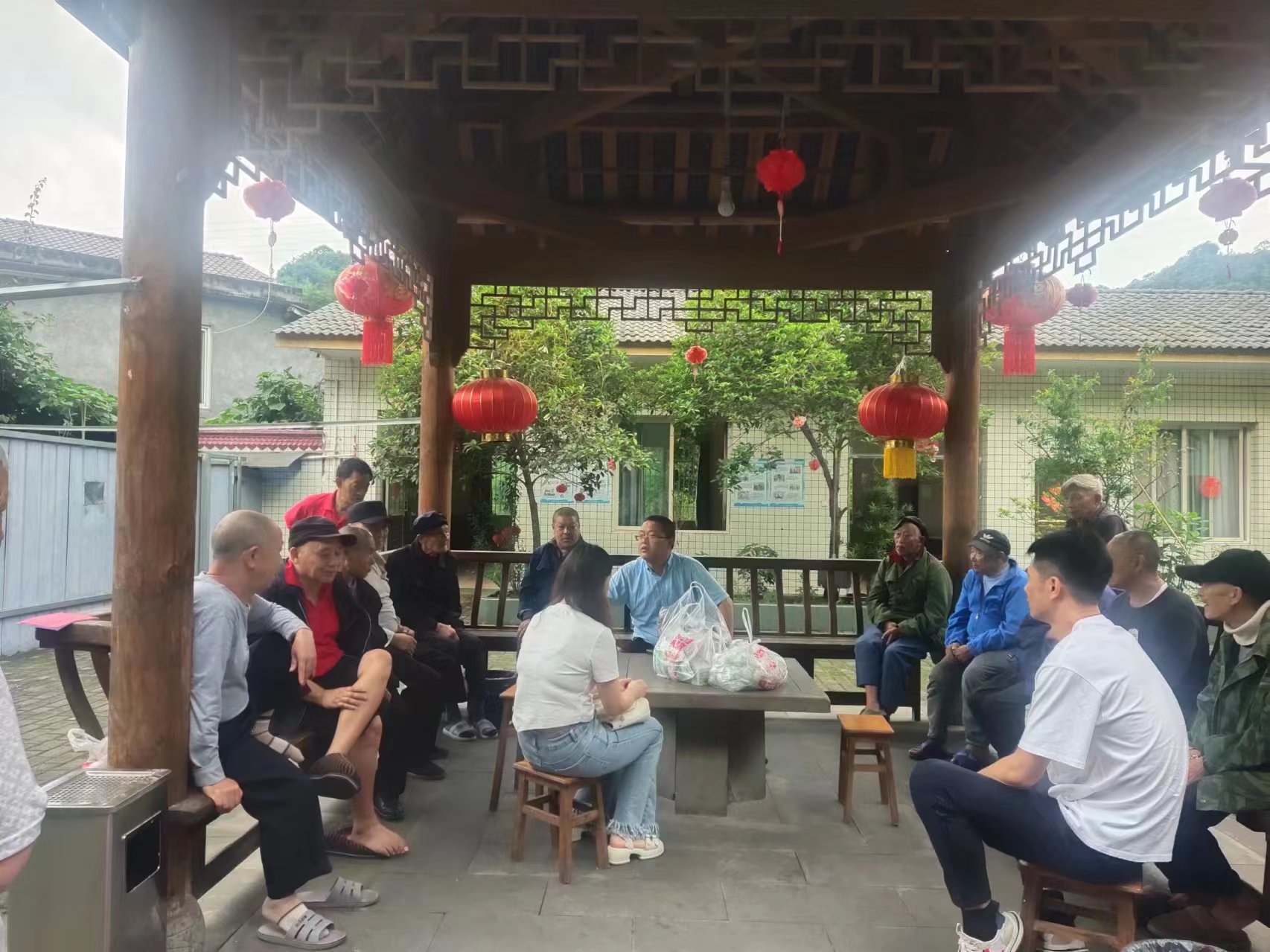 市農(nóng)業(yè)農(nóng)村局慰問利店鎮(zhèn)鳳村敬老院